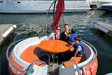 Family sitting on the Seattle Donut Boat ready to take off to see the city skyline