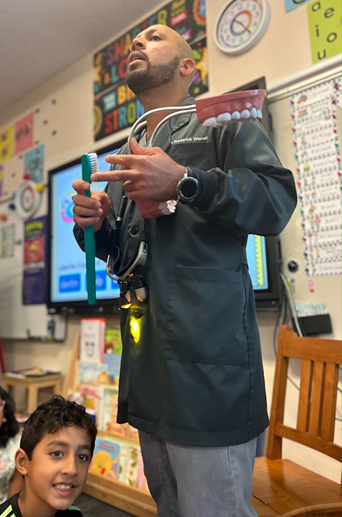 Dentist talking to kids about cleaning their teeth
