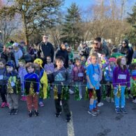 Kids dressed in green lined up at the Sprite Sprint