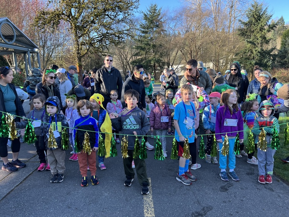 Kids dressed in green lined up at the Sprite Sprint